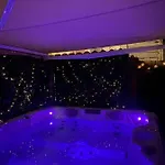 Dinbnb Homes I Bergen's #1 I Jacuzzi & Fireplace & Balcony בית נופש ברגן