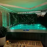 בית נופש Dinbnb Homes I Bergen's #1 I Jacuzzi & Fireplace & Balcony *