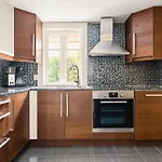 בית נופש Dinbnb Homes I Bergen's #1 I Jacuzzi & Fireplace & Balcony *