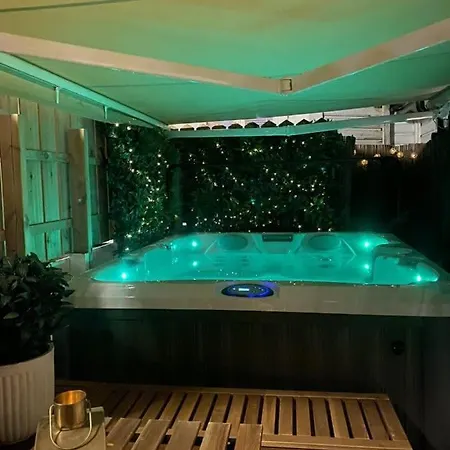 펜션 Dinbnb Homes I Bergen's #1 I Jacuzzi & Fireplace & Balcony *