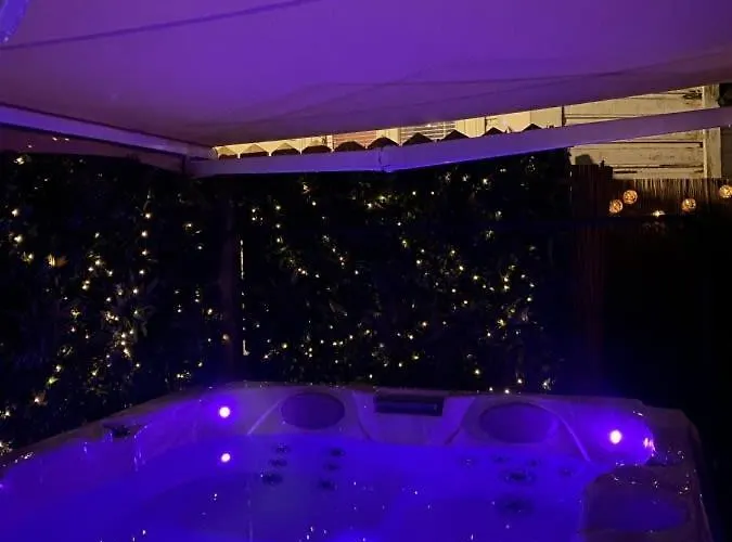 Dinbnb Homes I Bergen's #1 I Jacuzzi & Fireplace & Balcony Holiday home Bergen