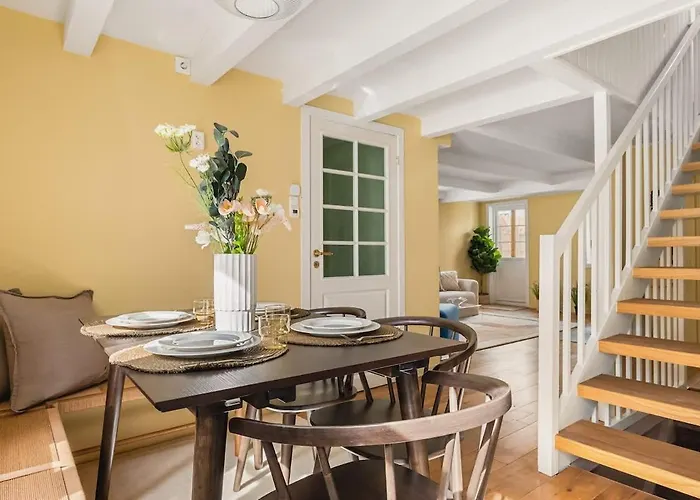 Дом отдыха Dinbnb Homes I Bergen's #1 I Jacuzzi & Fireplace & Balcony *