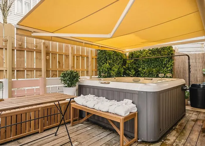 Dinbnb Homes I Bergen's #1 I Jacuzzi & Fireplace & Balcony * Bergen