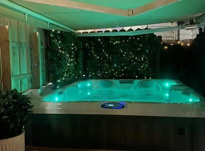 Feriehus Dinbnb Homes I Bergen's #1 I Jacuzzi & Fireplace & Balcony *
