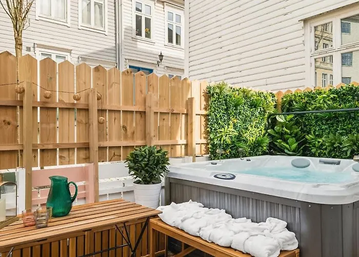 Dinbnb Homes I Bergen's #1 I Jacuzzi & Fireplace & Balcony Holiday home Bergen